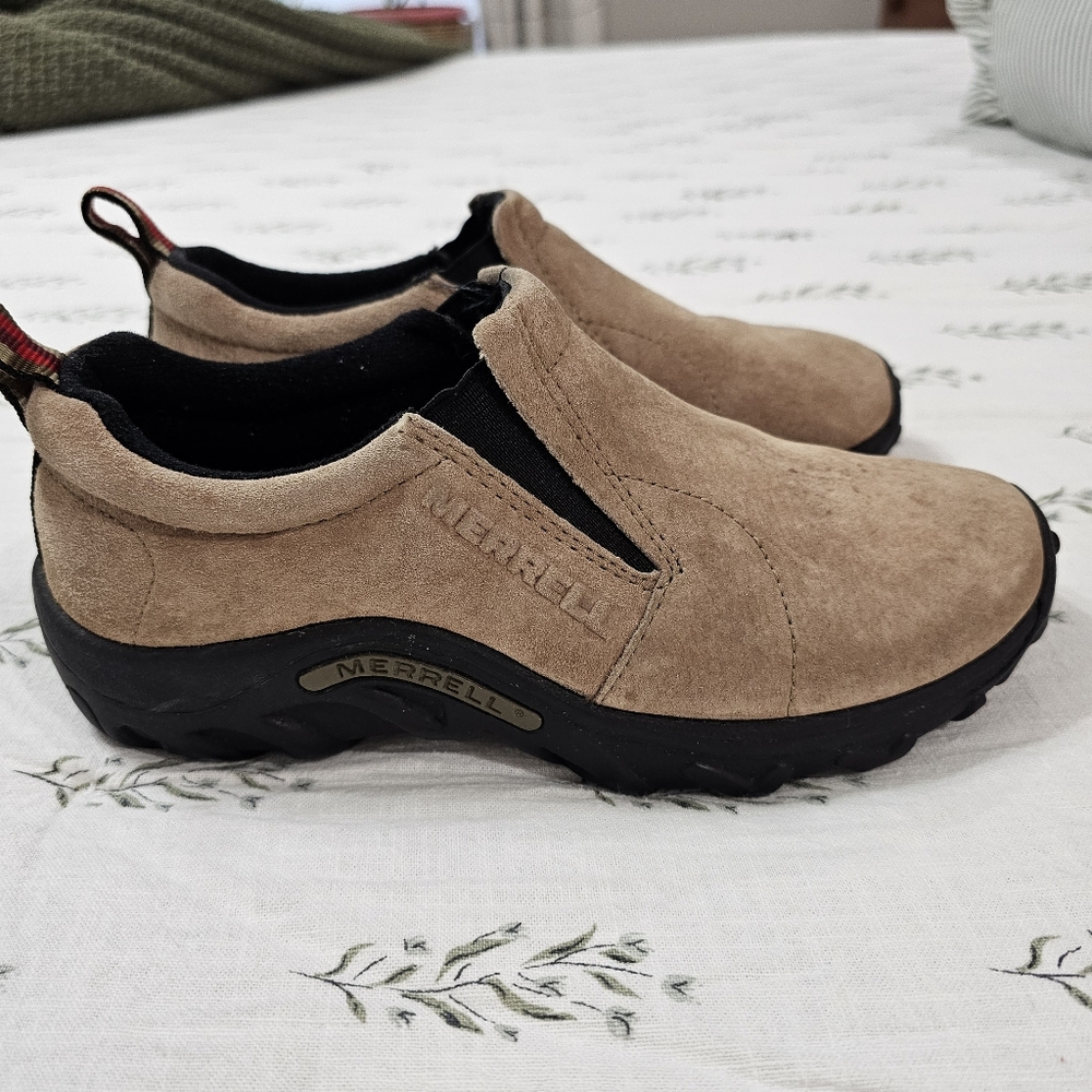 Merrell Kid's Jungle Moc Shoes in Taupe Suede. Size 4.5
